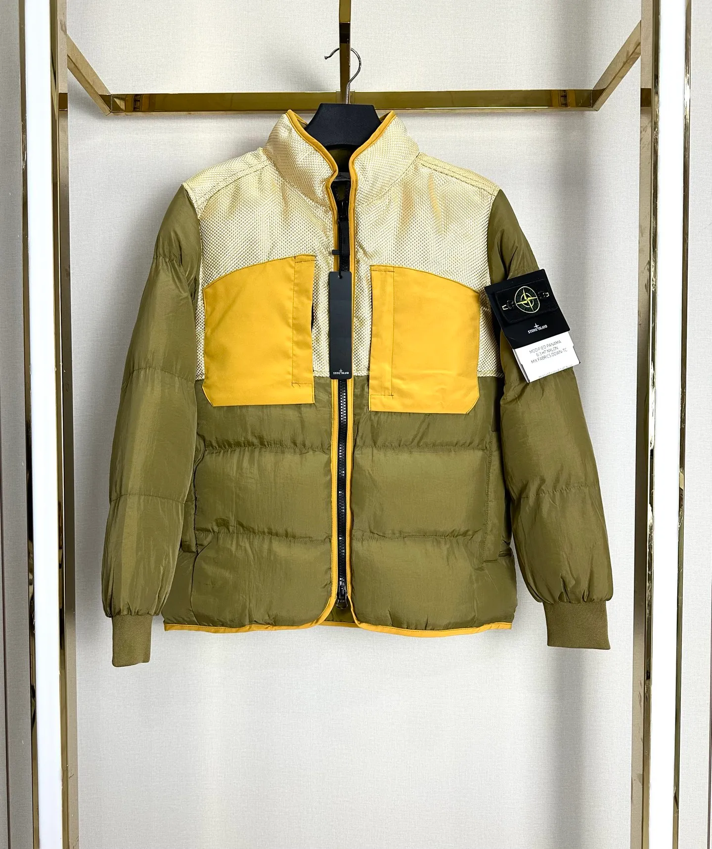 P300 STONE LSLAND/Stone Island metal nylon down jacket. This style is made of super fluffy combed down cotton. It is super warm and thick⚠️ One piece for winter. Top-notch stitching technology. The thermal insulation effect is even better than the down jacket. One piece for winter without stress. All metal hardware and accessories inside are customized one to one! The upper body of the whole dress is full of functionality and style. The fabric is made of metal nylon, windproof and waterproof. It is full of technology. An advanced player in the fabric field! Functional cotton clothing, a must-have for islanders, with unparalleled texture! Color: black silver gray military green fluorescent green haze blue yellow Size M-2XL